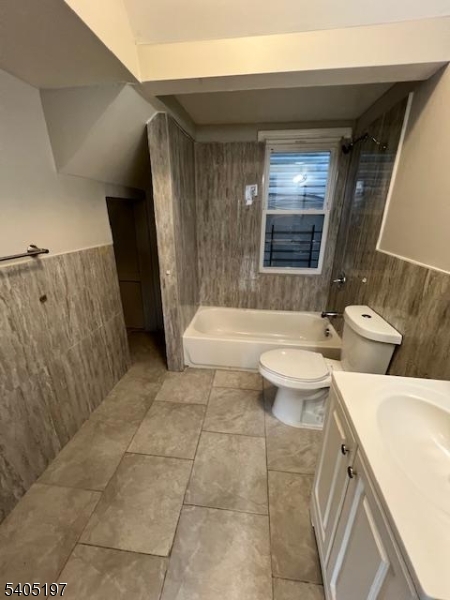 142 Sunset Avenue, Unit 1 Newark, NJ 07106 - Photo 6 of 10 a bathroom with a toilet a sink and bathtub