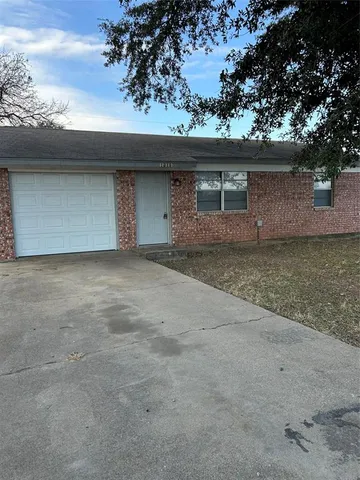 $1,600 | 1819 Pelican Drive North, Pelican Bay, TX 76020