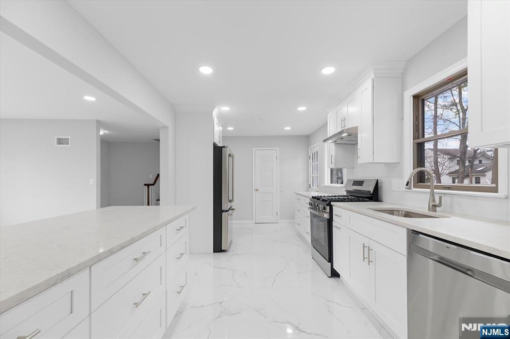 229 Standish Road Paramus, NJ 07652 - Photo 11 of 43