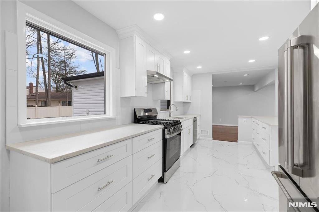 229 Standish Road Paramus, NJ 07652 - Photo 13 of 39