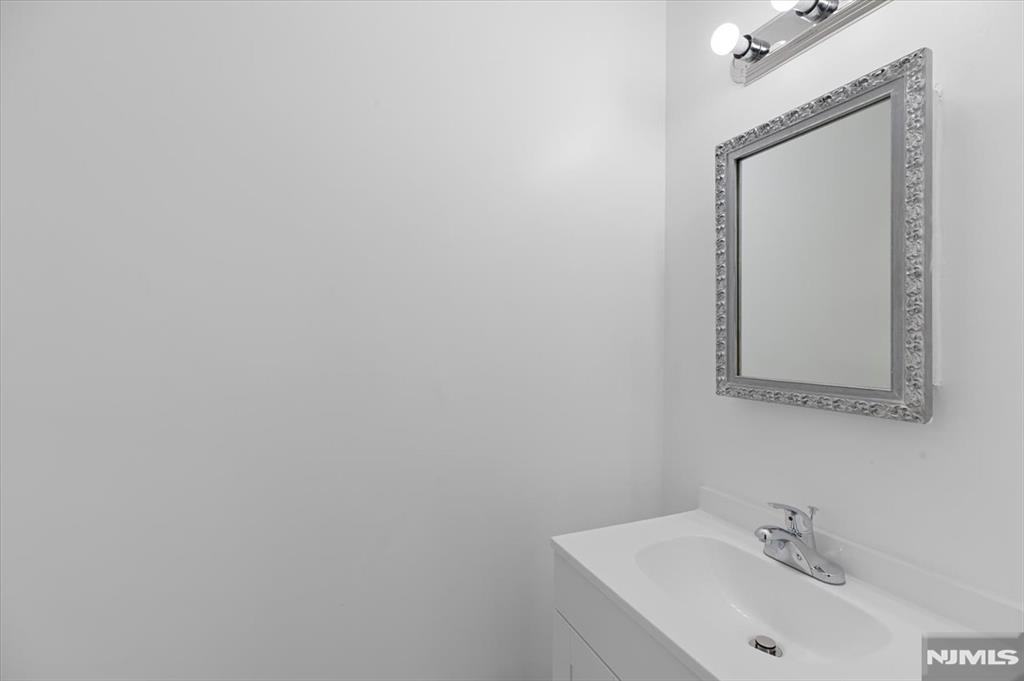 229 Standish Road Paramus, NJ 07652 - Photo 20 of 39