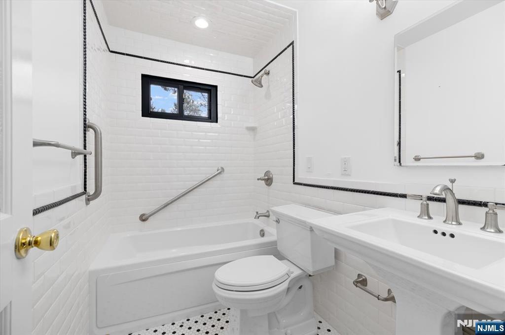 229 Standish Road Paramus, NJ 07652 - Photo 21 of 43