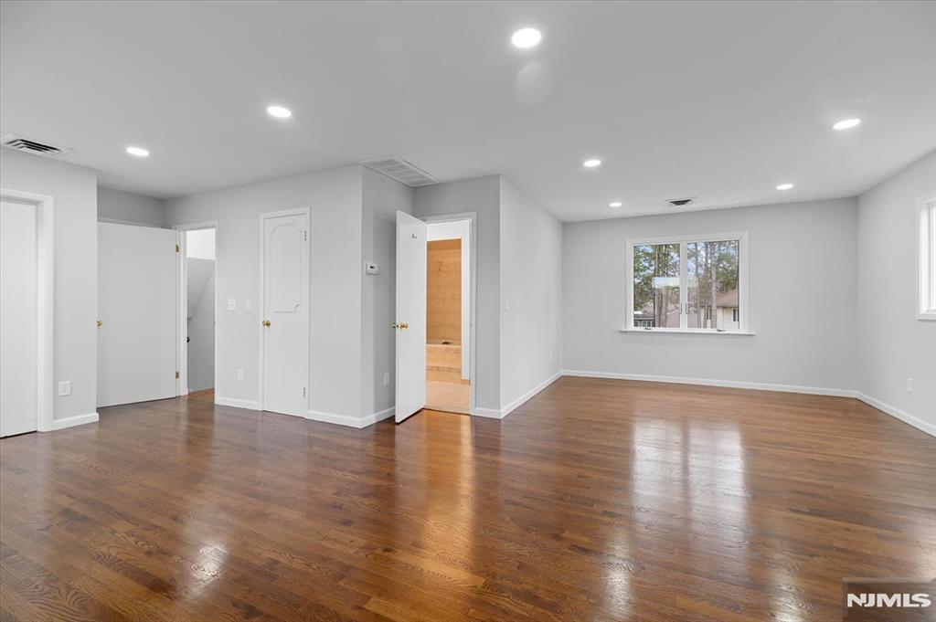229 Standish Road Paramus, NJ 07652 - Photo 23 of 39
