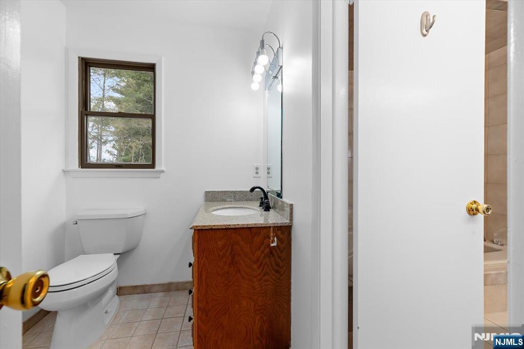 229 Standish Road Paramus, NJ 07652 - Photo 25 of 43