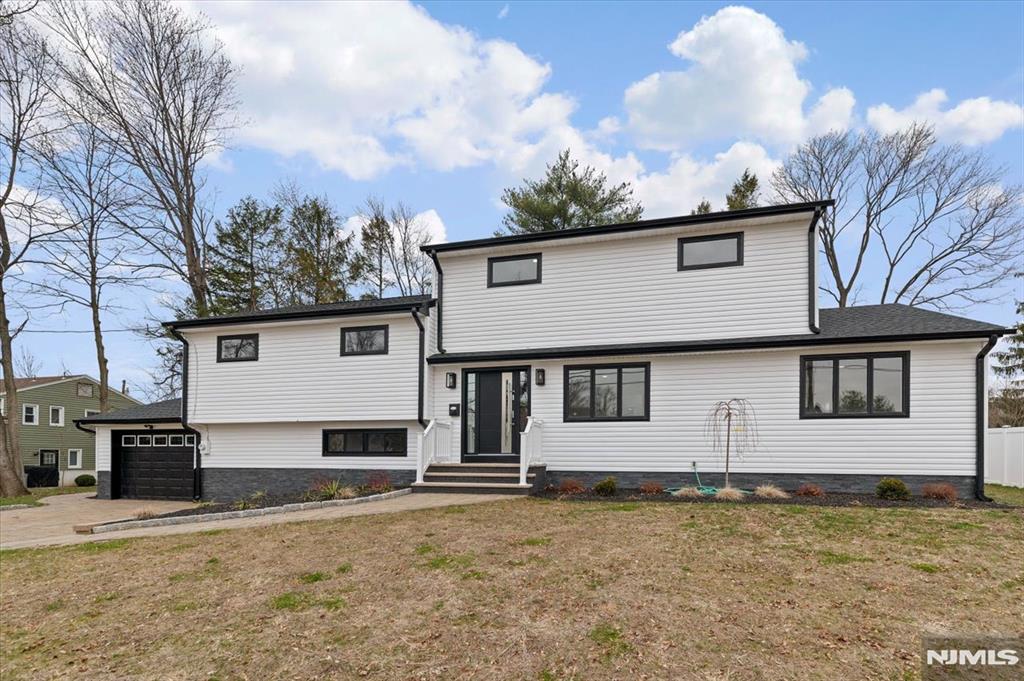 229 Standish Road Paramus, NJ 07652 - Photo 3 of 39