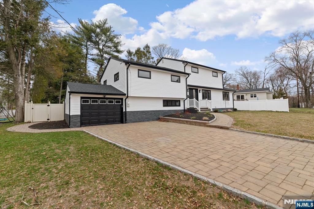 229 Standish Road Paramus, NJ 07652 - Photo 4 of 43