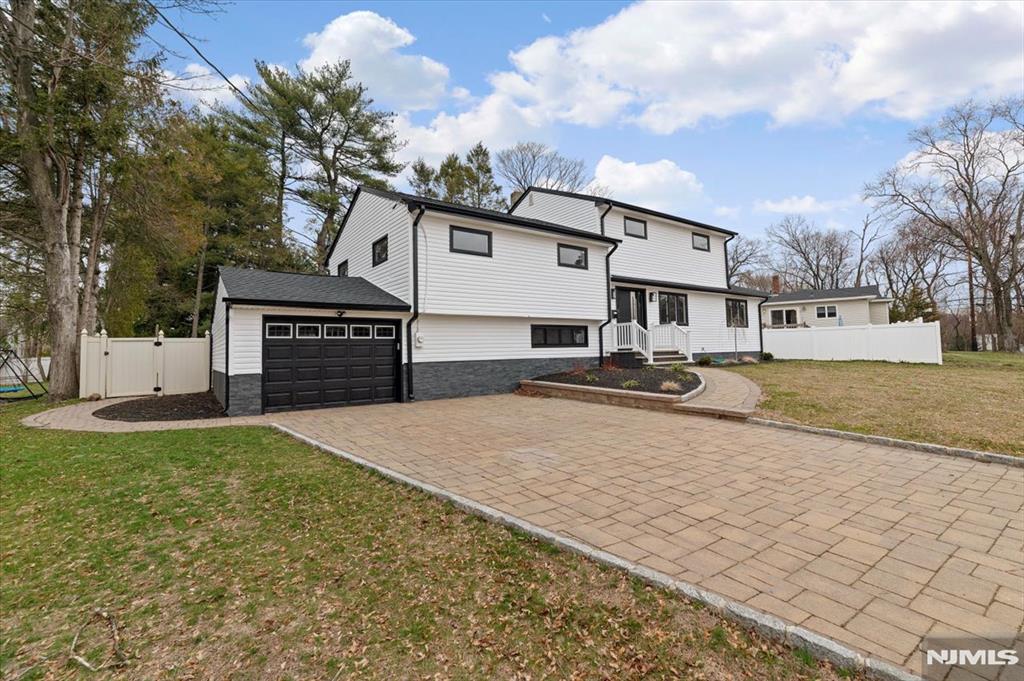 229 Standish Road Paramus, NJ 07652 - Photo 4 of 39