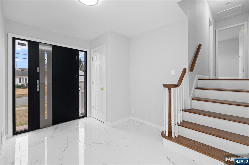 229 Standish Road Paramus, NJ 07652 - Photo 5 of 43