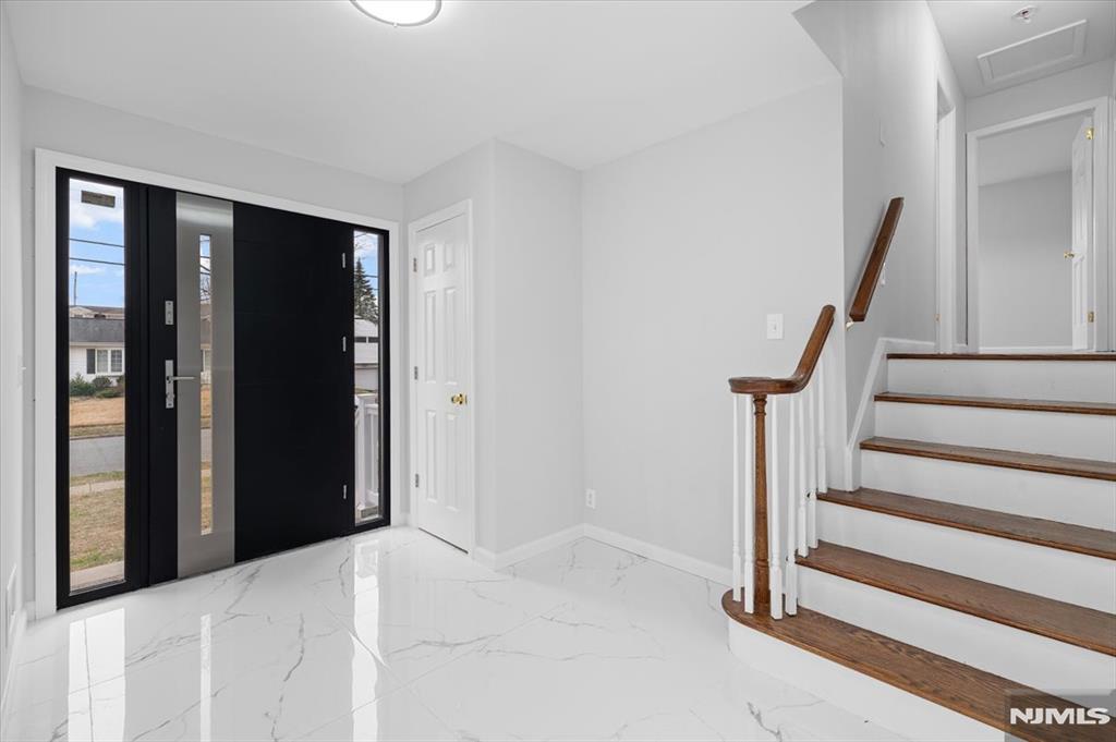 229 Standish Road Paramus, NJ 07652 - Photo 5 of 39