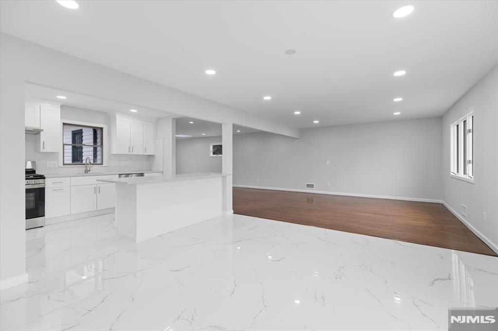 229 Standish Road Paramus, NJ 07652 - Photo 6 of 39