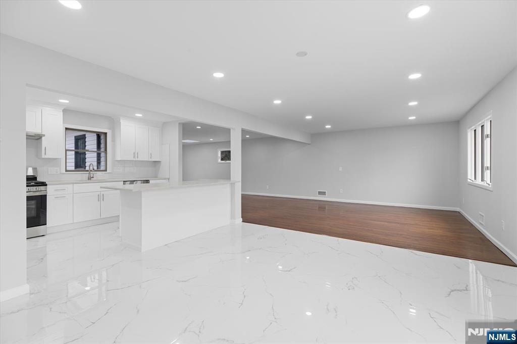 229 Standish Road Paramus, NJ 07652 - Photo 6 of 43