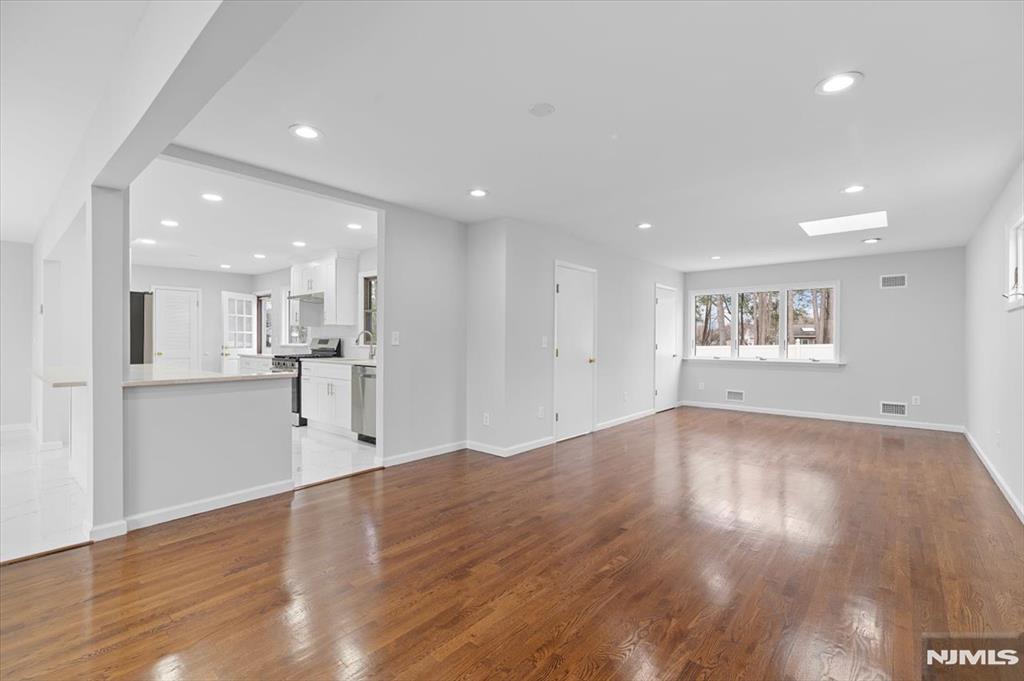 229 Standish Road Paramus, NJ 07652 - Photo 8 of 39