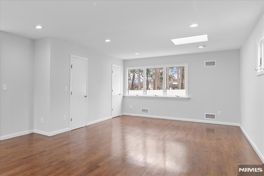 229 Standish Road Paramus, NJ 07652 - Photo 9 of 39