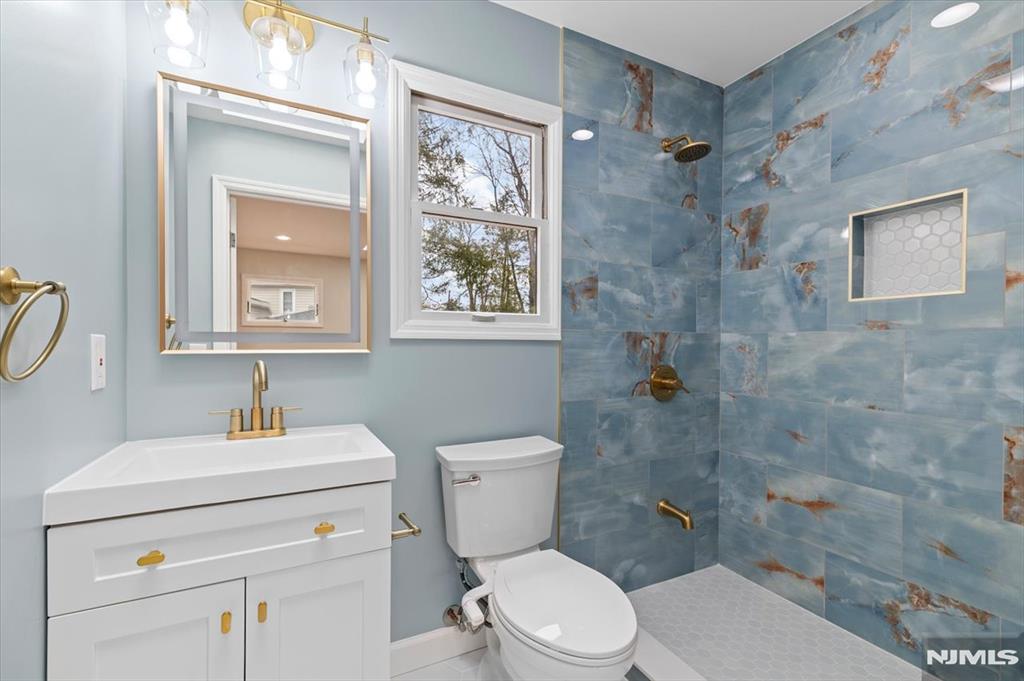 229 Standish Road Paramus, NJ 07652 - Photo 10 of 39