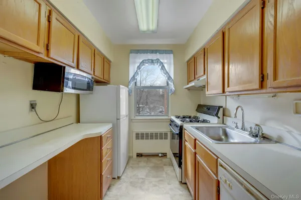 $159,000 | 4 Bryant Crescent, Unit 2C, White Plains, NY 10605