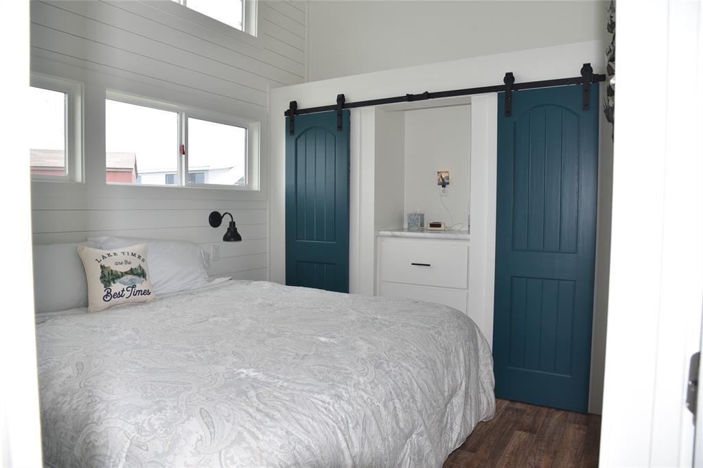 6465 Peninsula Road Kerens, TX 75144 - Photo 13 of 34 a bedroom with a large bed and a window