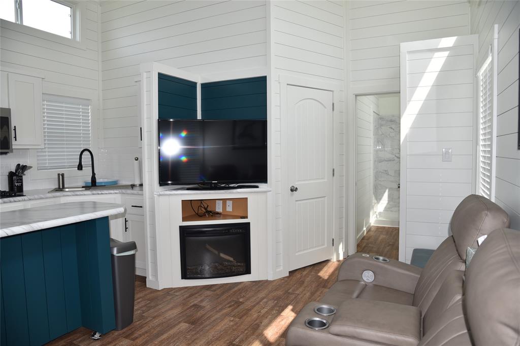 6465 Peninsula Road Kerens, TX 75144 - Photo 6 of 34 a living room with a flat screen tv and a fireplace