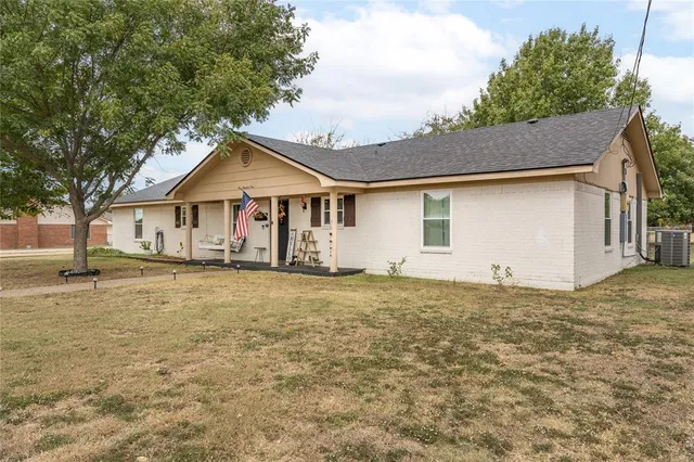 $289,000 | 104 Sherry Lynn Drive, China Spring, TX 76633