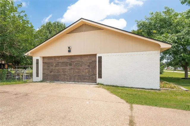 $295,000 | 104 Sherry Lynn Drive, China Spring, TX 76633