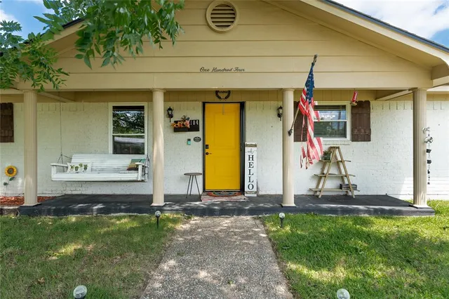 $295,000 | 104 Sherry Lynn Drive, China Spring, TX 76633