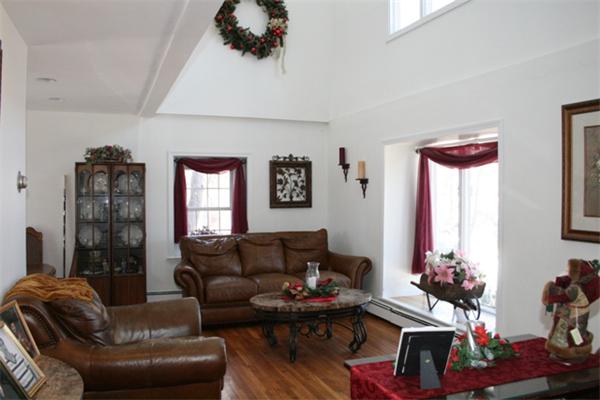 14 Carter Road Lynnfield, MA 01940 - Photo 2 of 10 Gallery Image 2