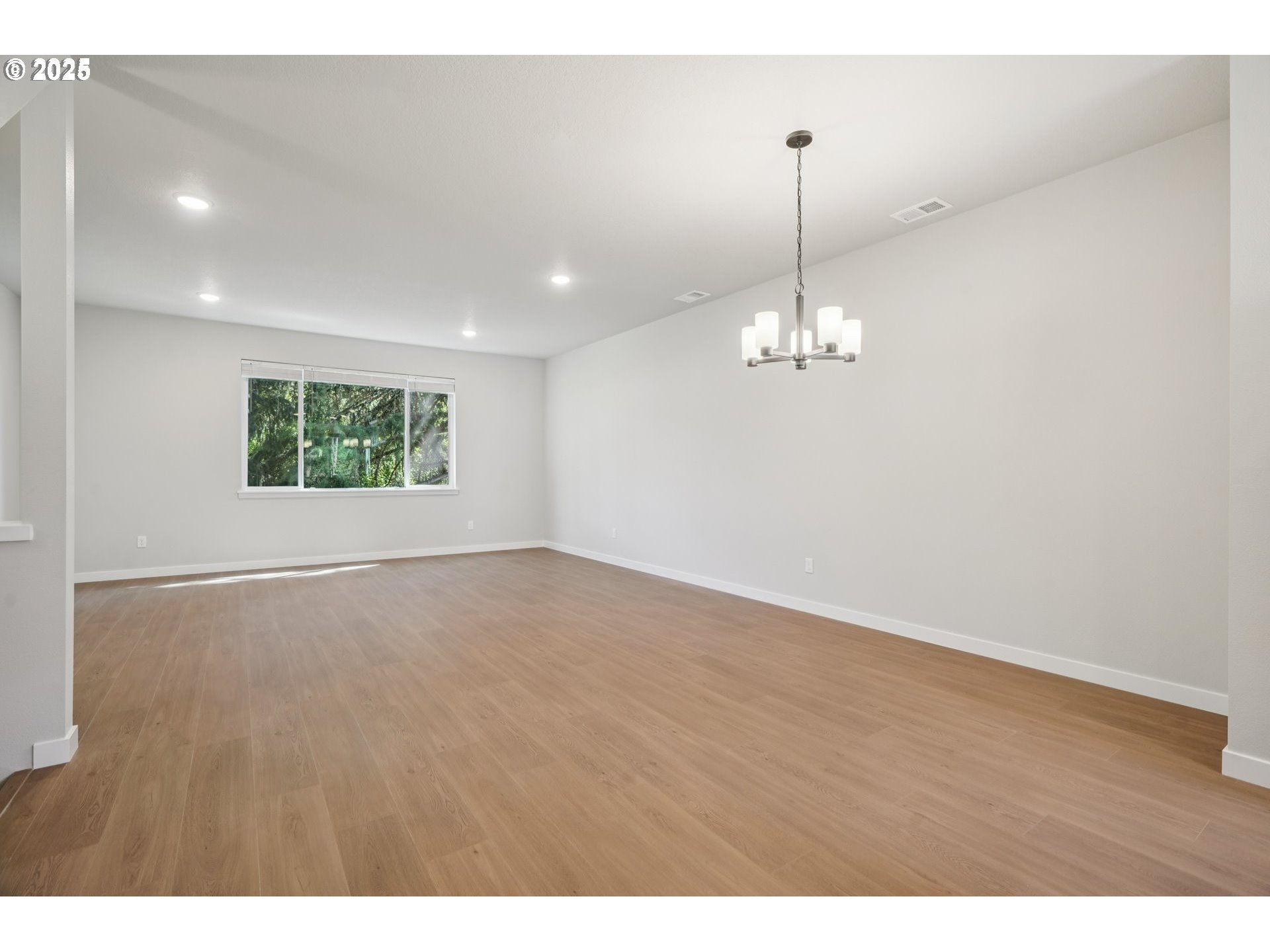 21196 Southwest Ortiz Lane Beaverton, OR 97003 - Photo 10 of 34 Great Room