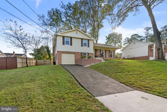 a view of a yard in front of house
