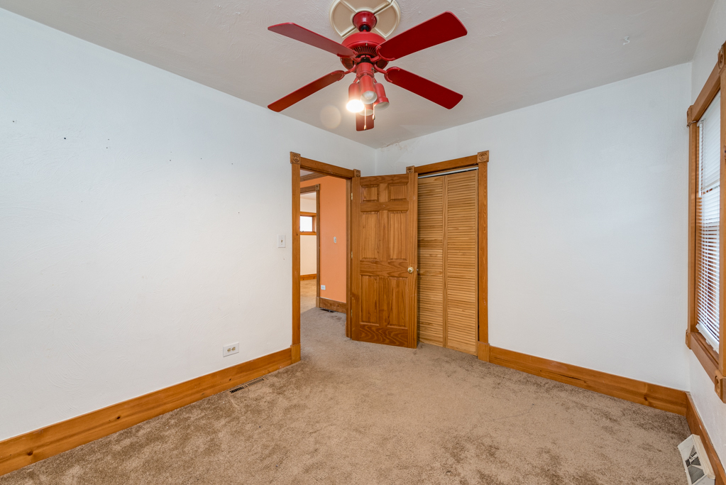 604 North Oplaine Road Waukegan, IL 60085 - Photo 20 of 31 an empty room with chandelier fan
