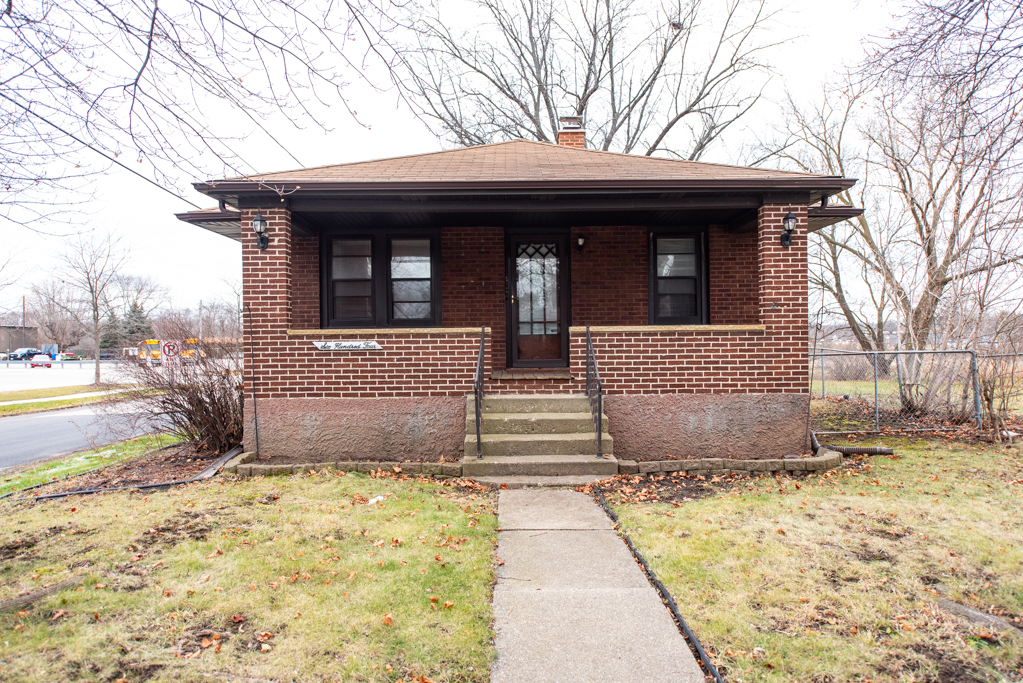 604 North Oplaine Road Waukegan, IL 60085 - Photo 23 of 31 a front view of a house
