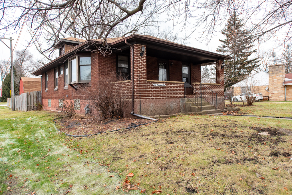 604 North Oplaine Road Waukegan, IL 60085 - Photo 24 of 31 a backyard of a house with barbeque oven