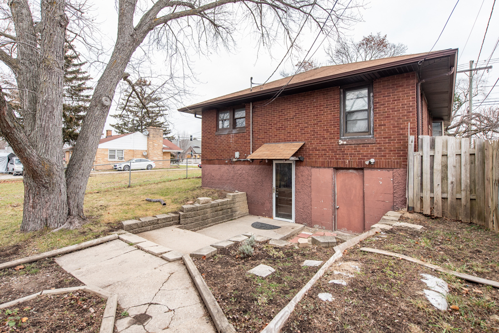 604 North Oplaine Road Waukegan, IL 60085 - Photo 26 of 31 a backyard of a house with large tree and wooden fence
