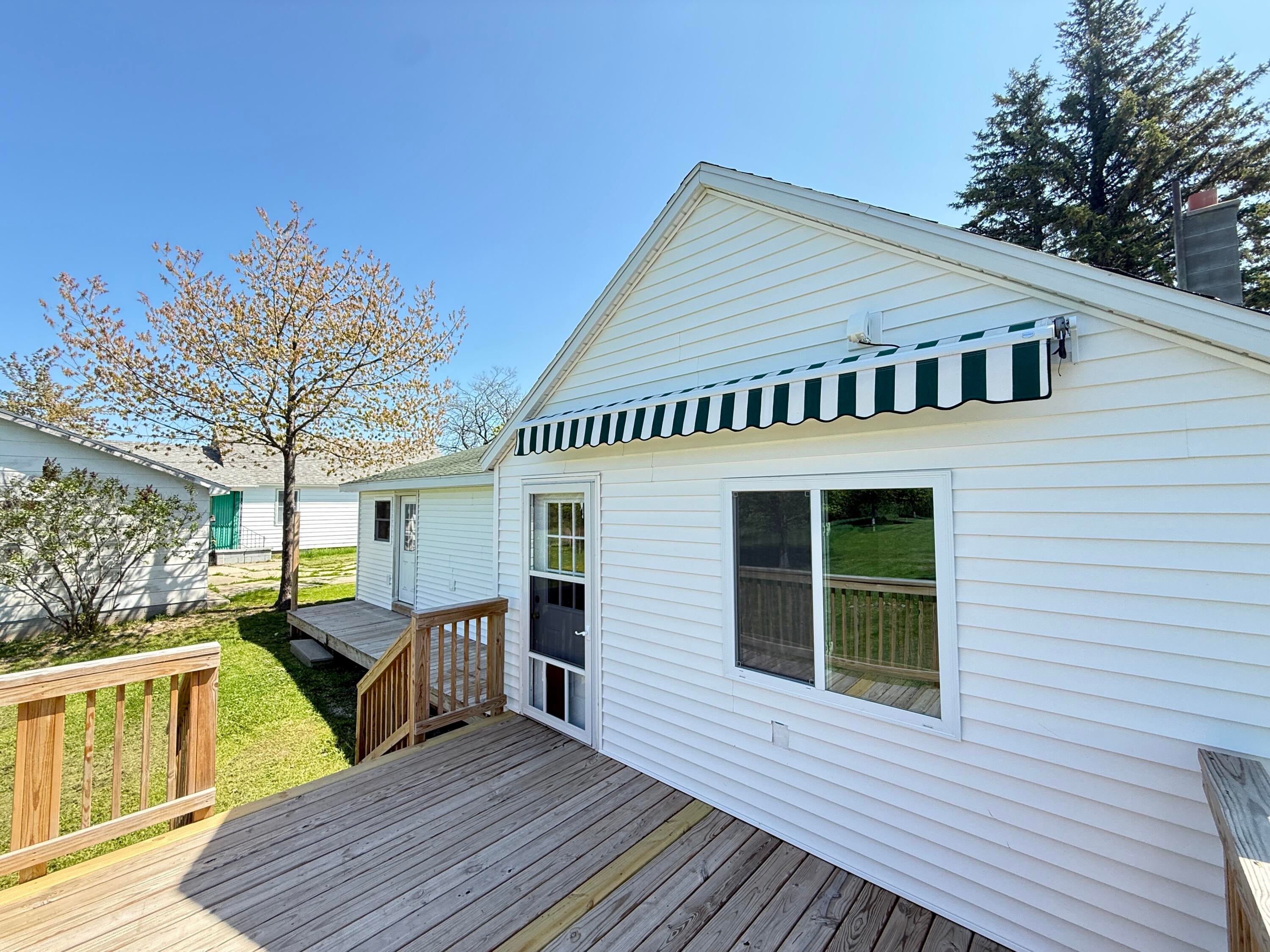 998 Loomis Street Cheboygan, MI 49721 - Photo 7 of 39 IMG_5107