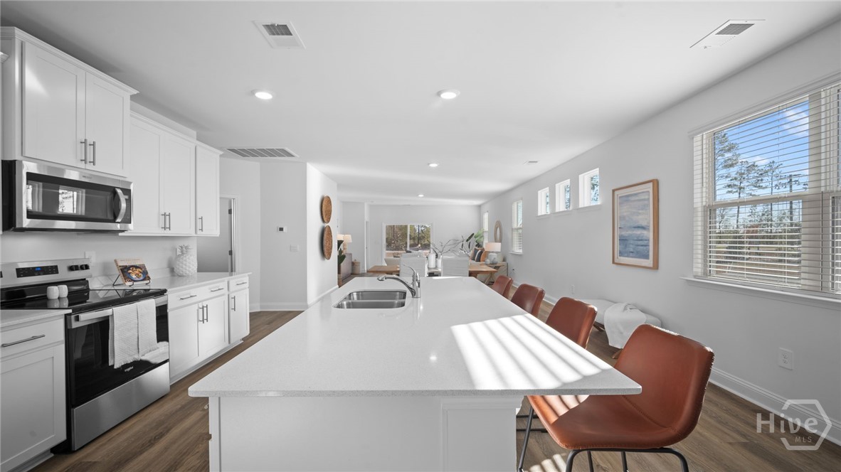 1011 Lakes Boulevard Brunswick, GA 31525 - Photo 5 of 37