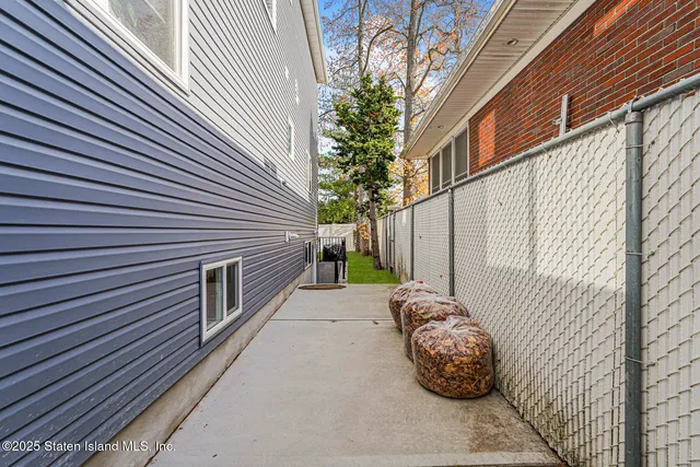 $828,000 | 25 Ardmore Avenue | South New York