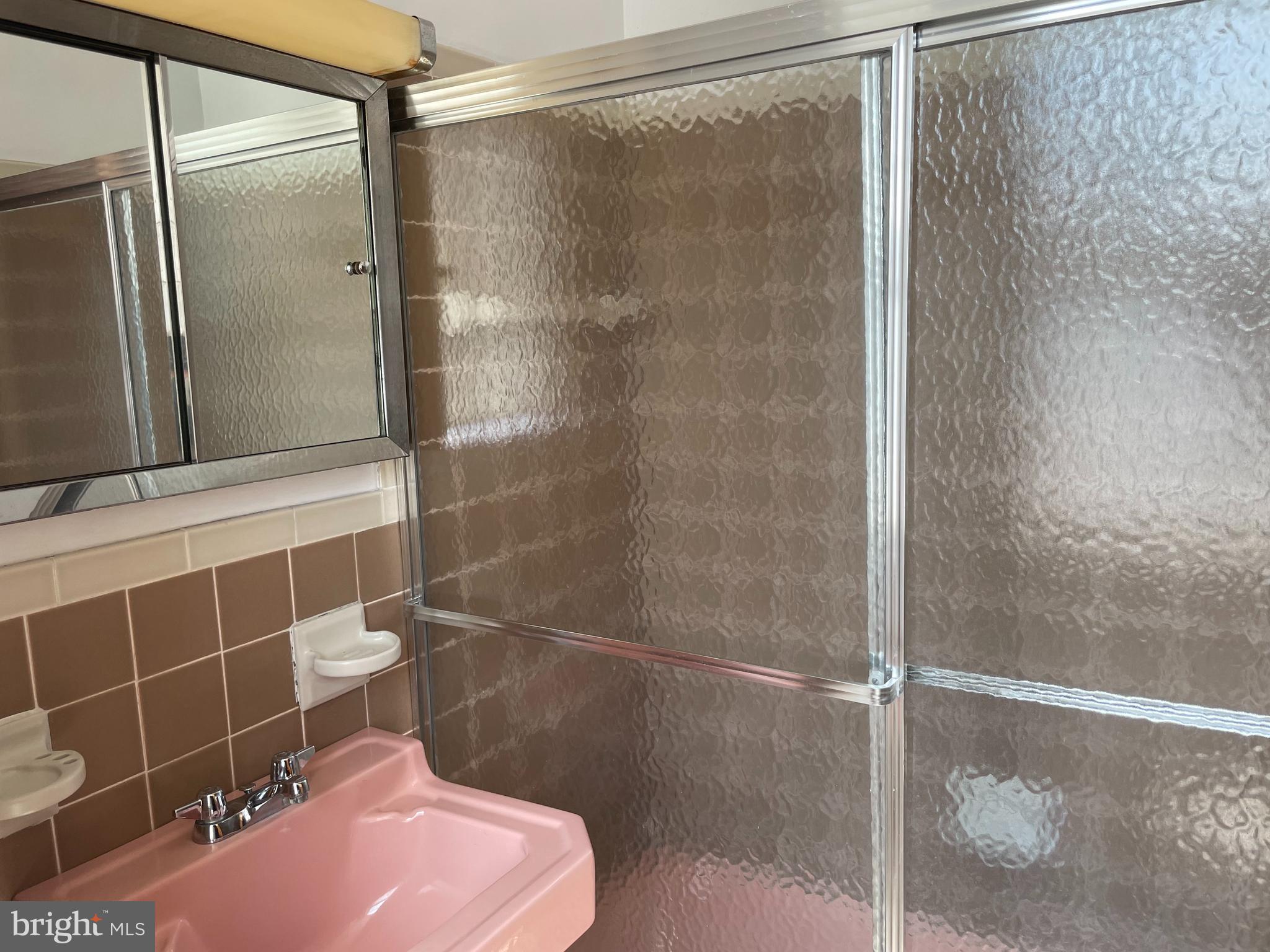 1701 Pine Street, Unit 2 Philadelphia, PA 19103 - Photo 11 of 23 1st Floor full bath