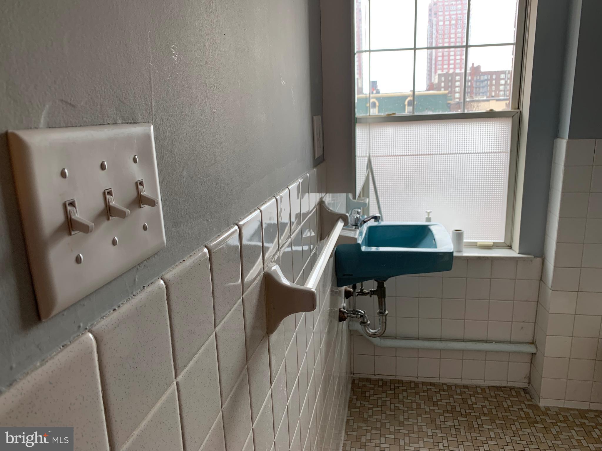 1701 Pine Street, Unit 2 Philadelphia, PA 19103 - Photo 17 of 23 Upper Level Full Bathroom