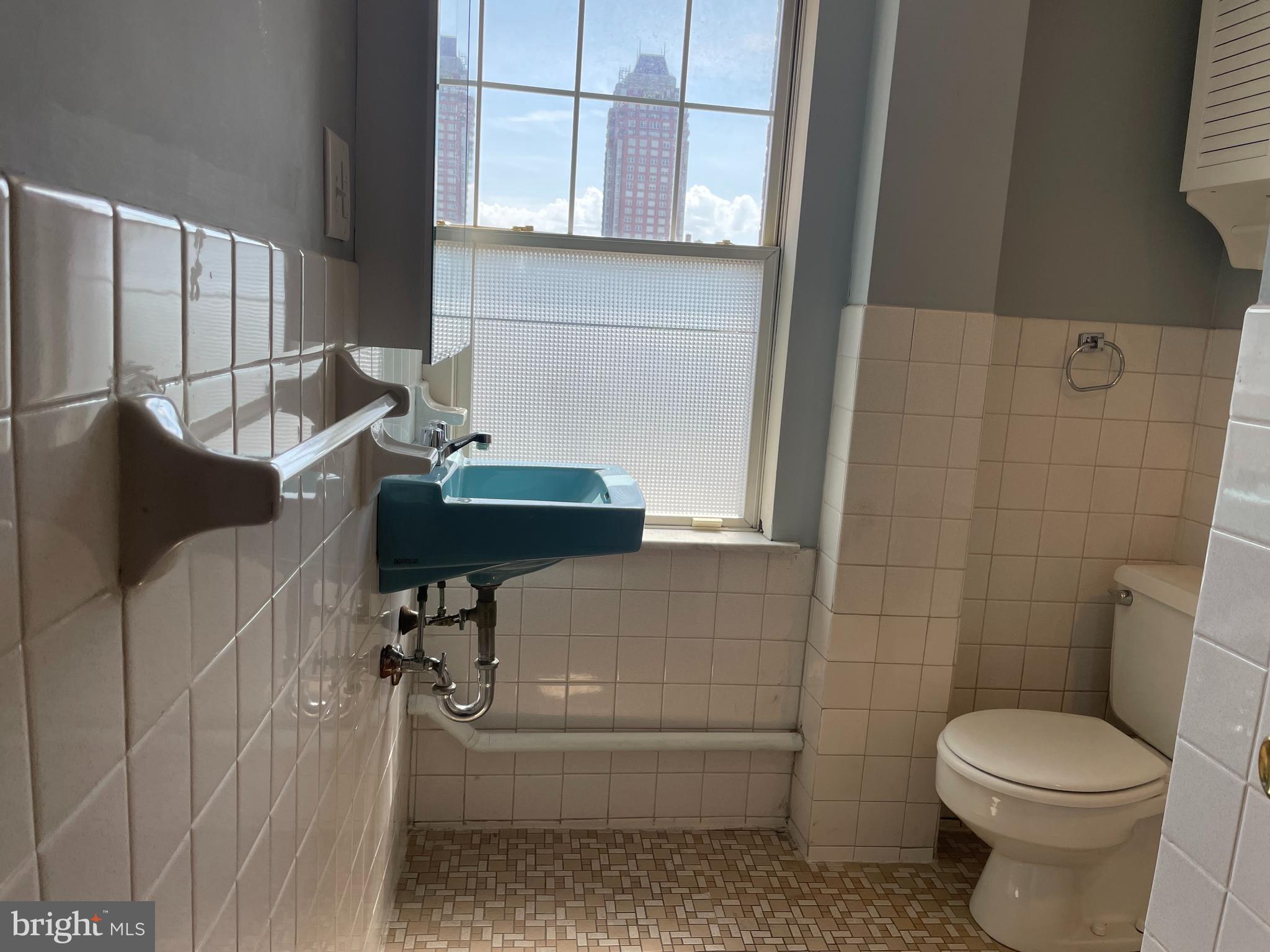 1701 Pine Street, Unit 2 Philadelphia, PA 19103 - Photo 19 of 23 2nd Floor Full Bath