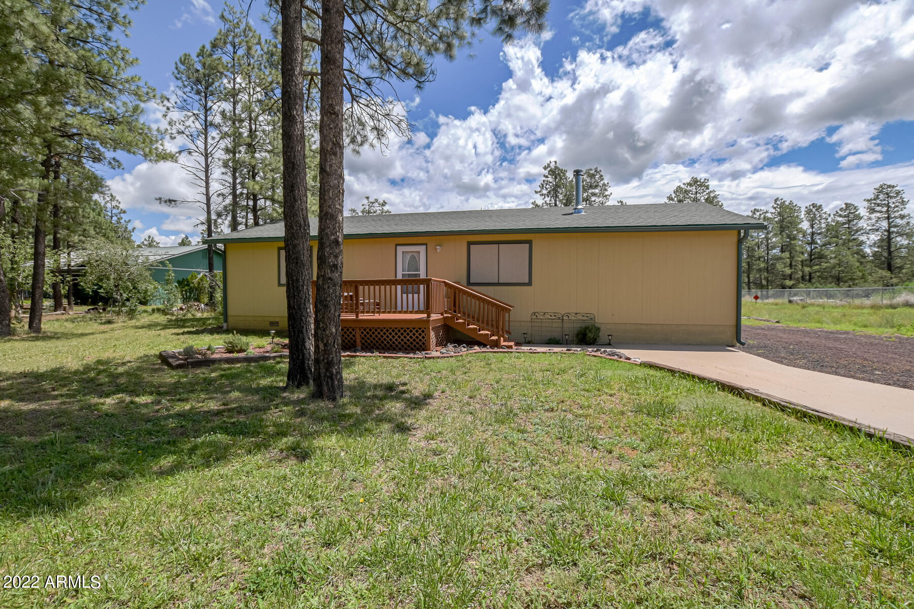 6175 Sutter Drive Lakeside, AZ 85929 - Photo 8 of 38 a backyard of a house with lots of green space