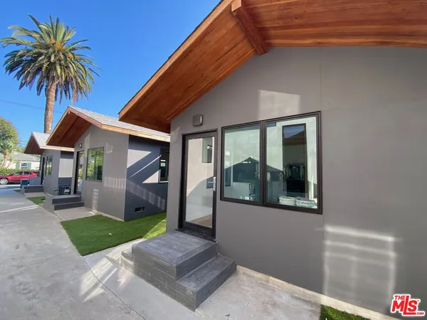 a view of outdoor space yard and porch