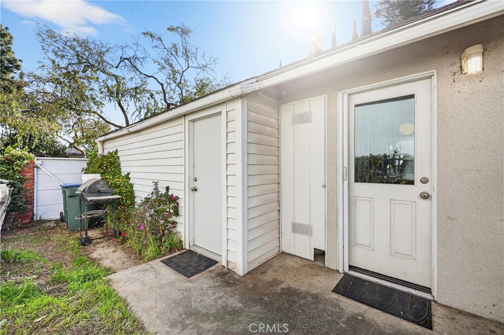 1265 Hastings Ranch Drive Pasadena, CA 91107 - Photo 34 of 40 Kitchen Door right to Garage Door