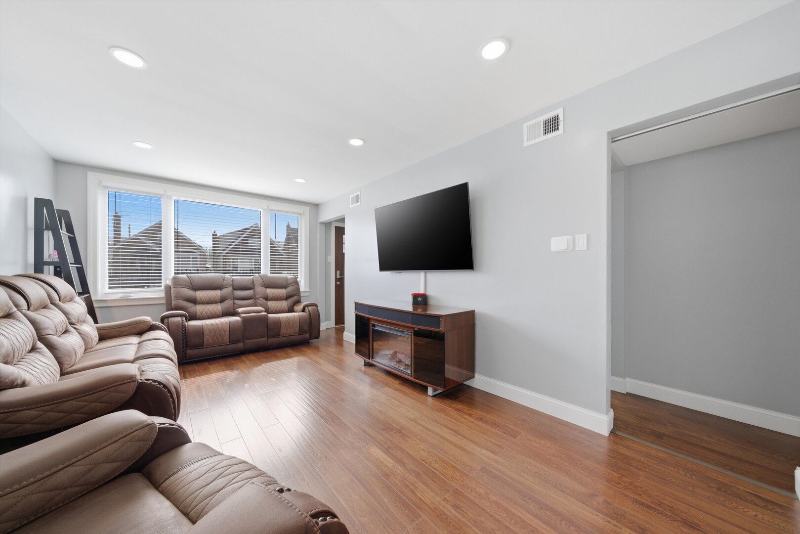 3448 West 73rd Place Chicago, IL 60629 - Photo 3 of 22