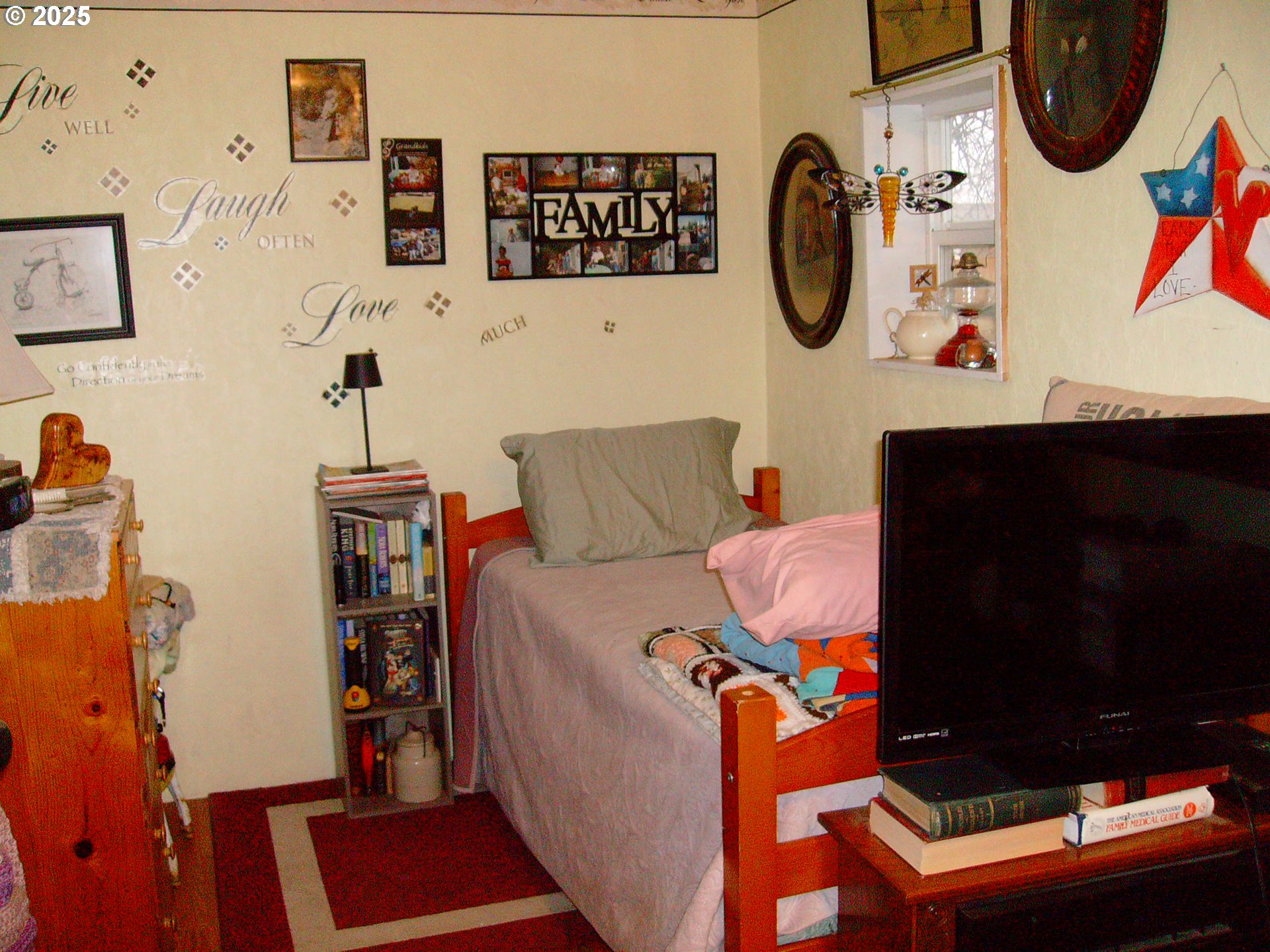 527 South Dewey Street Union, OR 97883 - Photo 13 of 21 a room with furniture and a flat screen tv