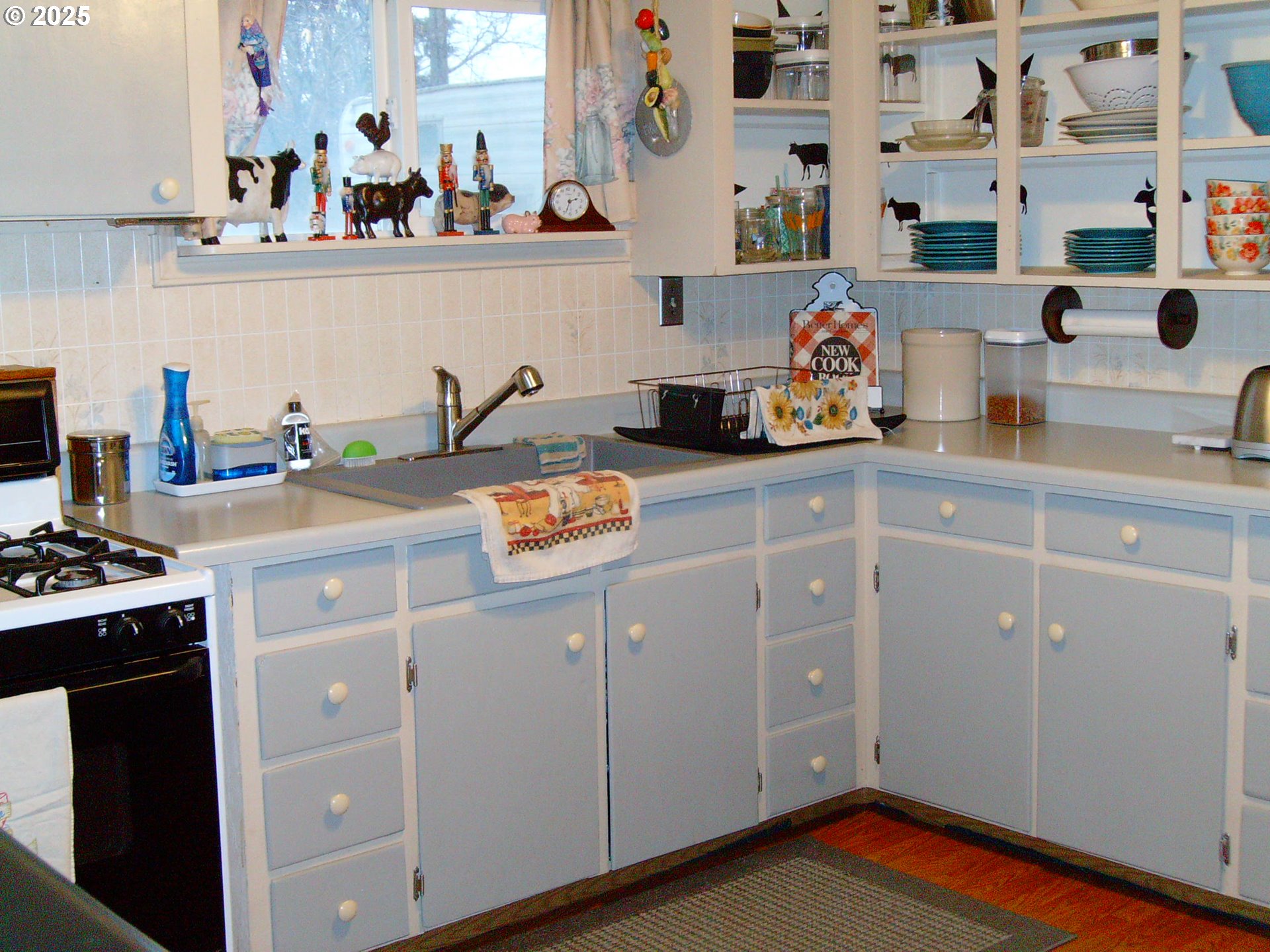 527 South Dewey Street Union, OR 97883 - Photo 7 of 21 a kitchen with appliances cabinets and a counter top space