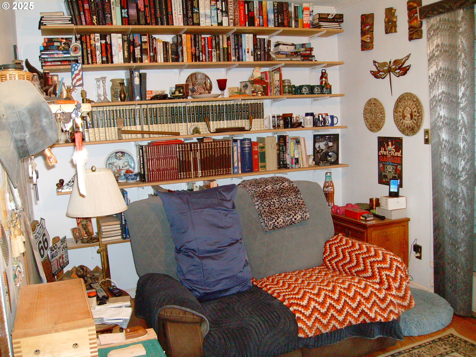527 South Dewey Street Union, OR 97883 - Photo 9 of 21 a rug books and a book shelf