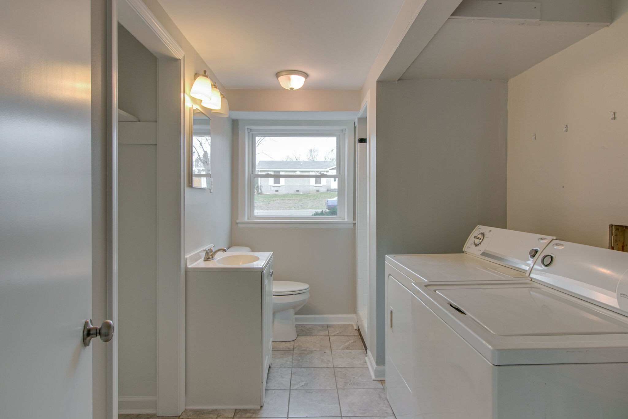 310 Burch Road Clarksville, TN 37042 - Photo 16 of 30 a bathroom with a sink toilet and tub