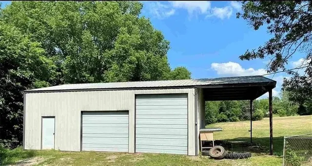 $425,000 | 20940 McLouth Road, Tonganoxie, KS 66086