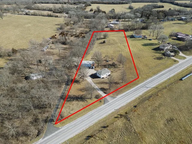 $425,000 | 20940 McLouth Road, Tonganoxie, KS 66086
