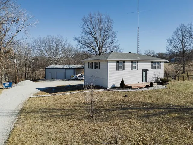 $425,000 | 20940 McLouth Road, Tonganoxie, KS 66086
