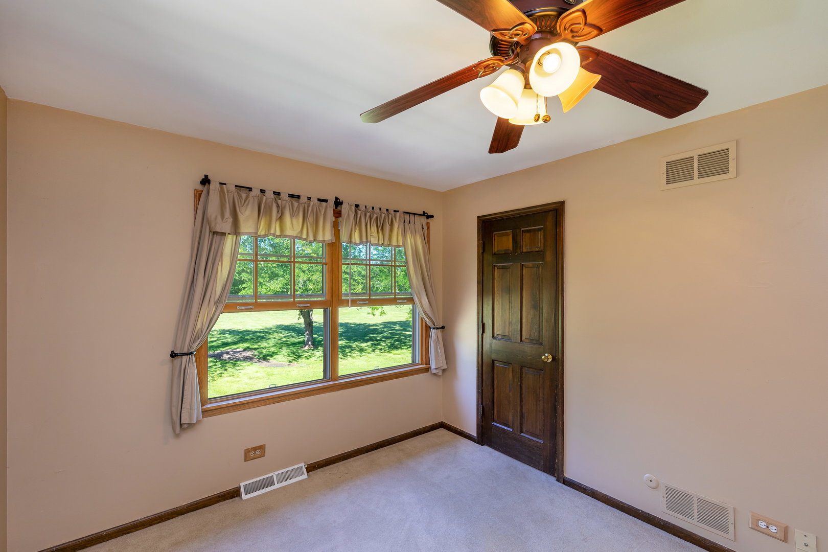 1 Cross Timber Road Barrington, IL 60010 - Photo 31 of 53 an empty room with windows and fan