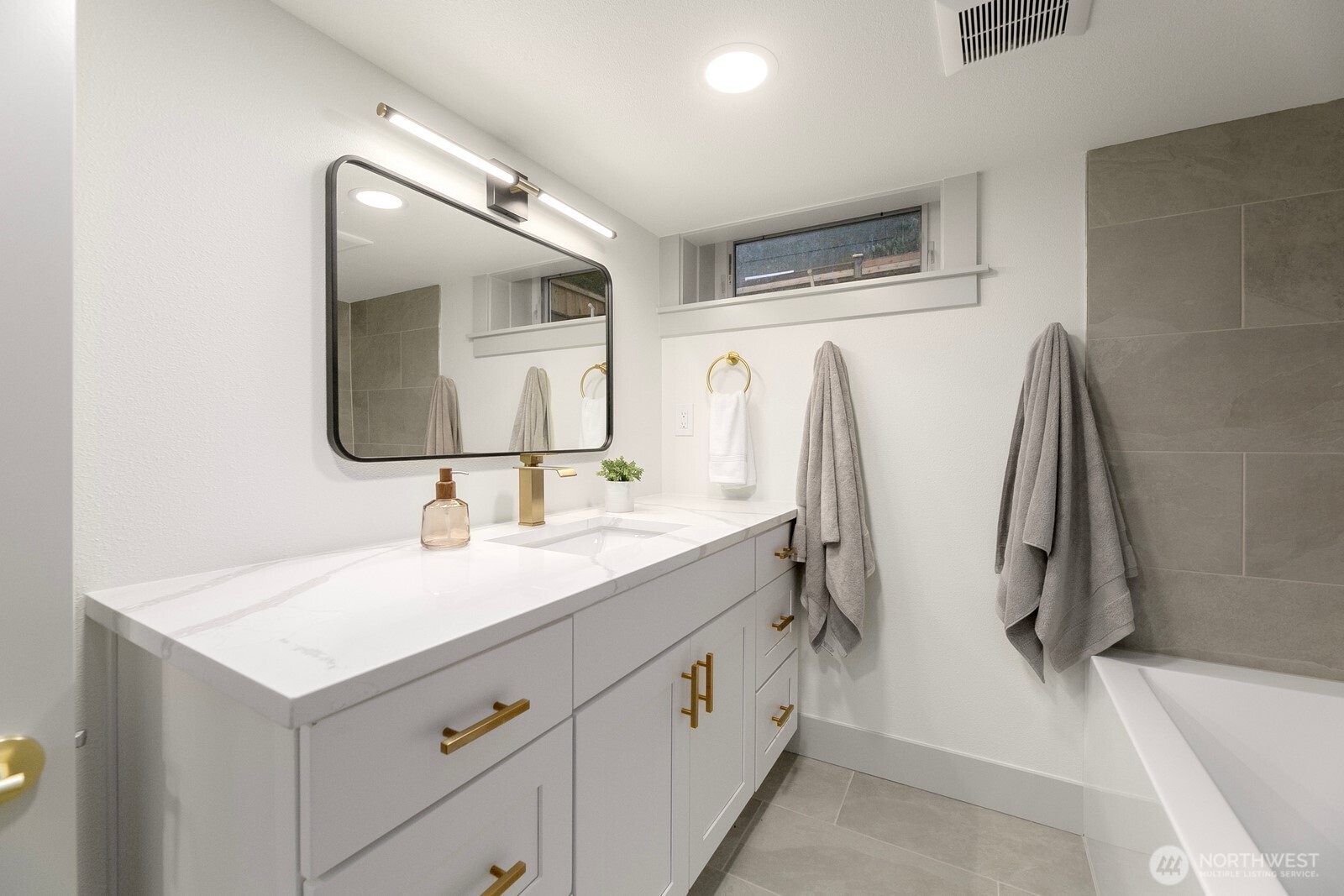 2356 North 130th Street Seattle, WA 98133 - Photo 18 of 29